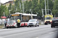 Nehoda autobusu v Praze: Dva kojenci vypadli z kočárku, odvezla je záchranka