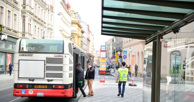 JCDecaux provozuje po Praze řadu přístřešku MHD i reklamních panelů. (ilustrační foto)