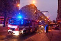 Hořel byt plný odpadu v centru Prahy. Hasiči zachránili dvanáct lidí, zásah blokoval dopravu