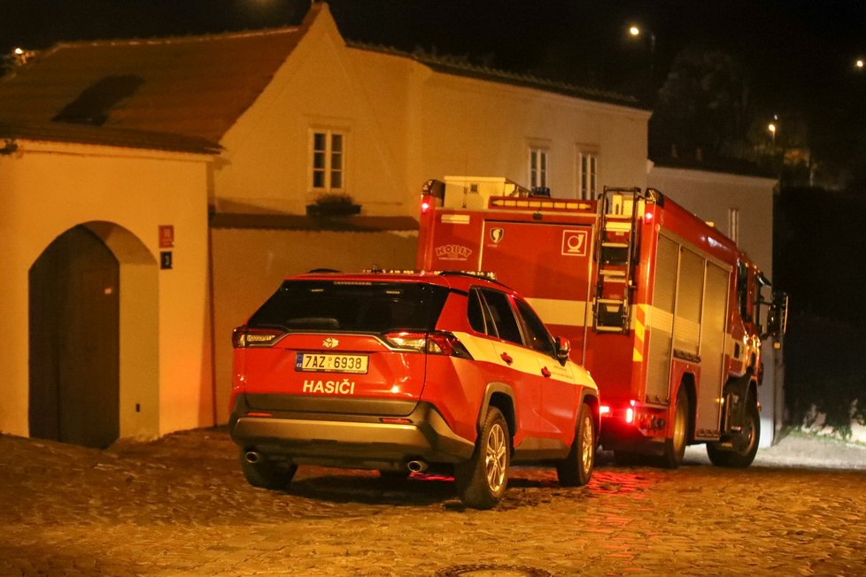 Policisté šest hodin vyjednávali s mužem, který hrozil sebevraždou.