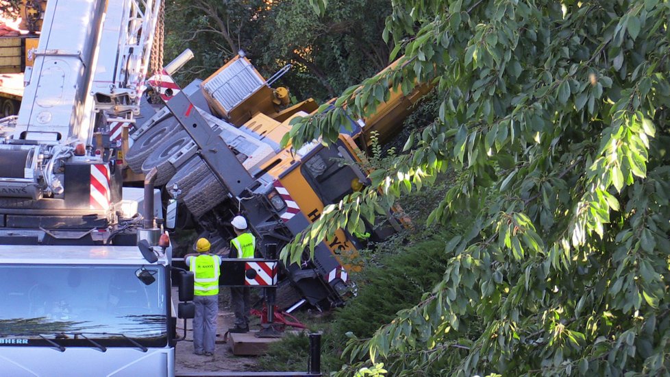 Rodinný dům, na který v úterý padl autojeřáb při rekonstrukčních pracích v čističce odpadních vod v Miškovicích, se bourat naštěstí nemusí.