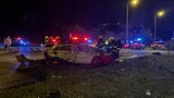 Šílená nehoda ve Stodůlkách: Kusy aut se rozlétly po silnici, jedno shořelo. Čtyři zranění
