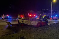 Šílená nehoda ve Stodůlkách: Kusy aut se rozlétly po silnici, jedno shořelo. Čtyři zranění