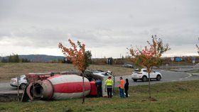 U Jesenice za Prahou se v sobotu 31. října převrhla míchačka. Na místě museli zasahovat hasiči kvůli možnému úniku paliva.