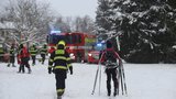 Běžkaři se v Jevanech propadli pod led! Zachraňoval je vrtulník, v nemocnici skončil i hasič