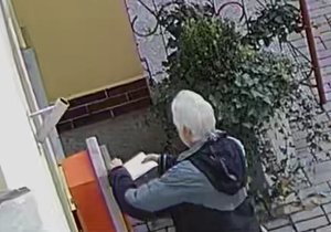 Policisté pátrají po podezřelém, jenž podle nich posílal výhrůžné dopisy politikům.