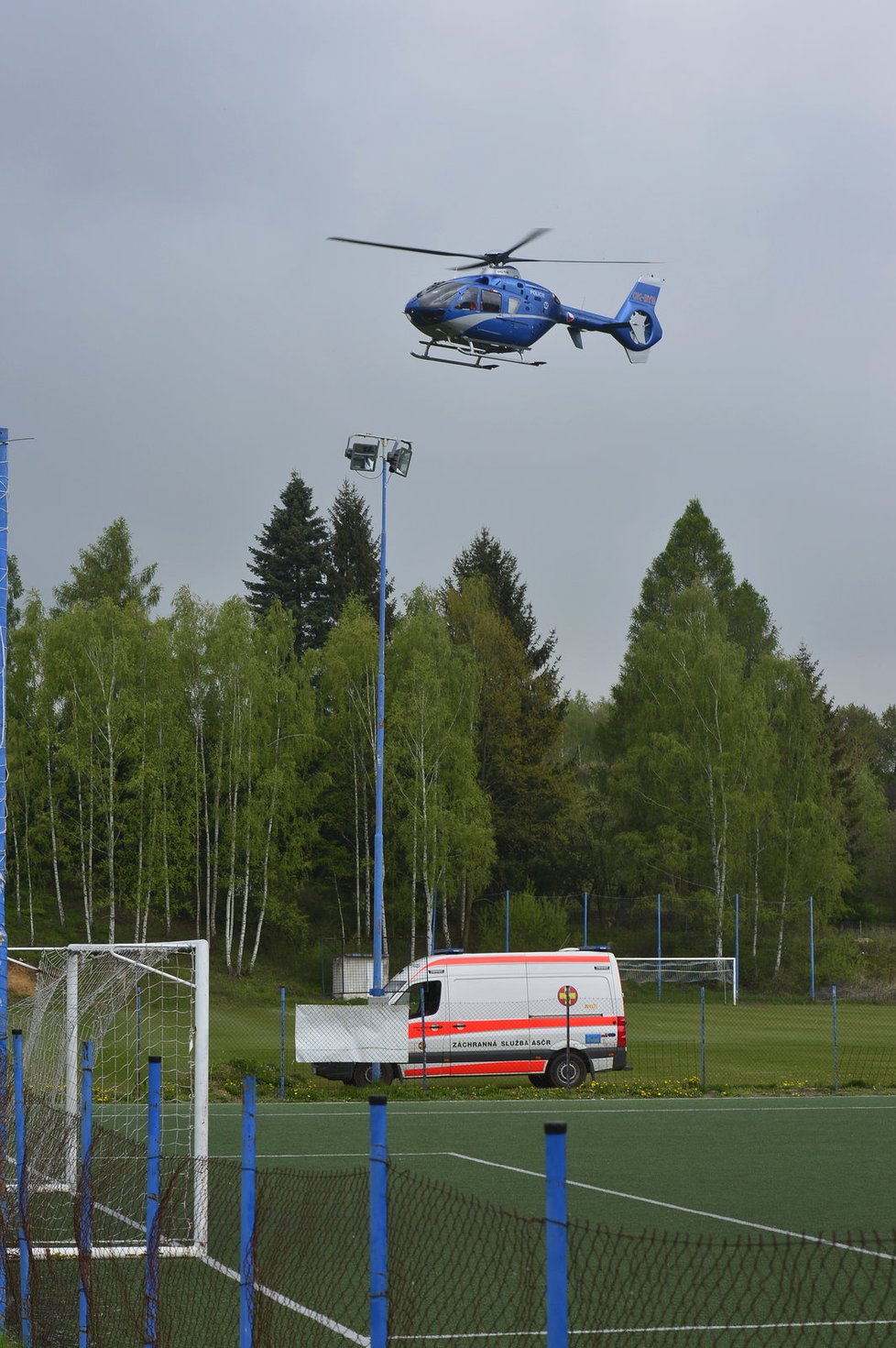 Vrtulník pražských záchranářů zasahoval u pádu dělníka ze střechy v Jílové u Prahy.