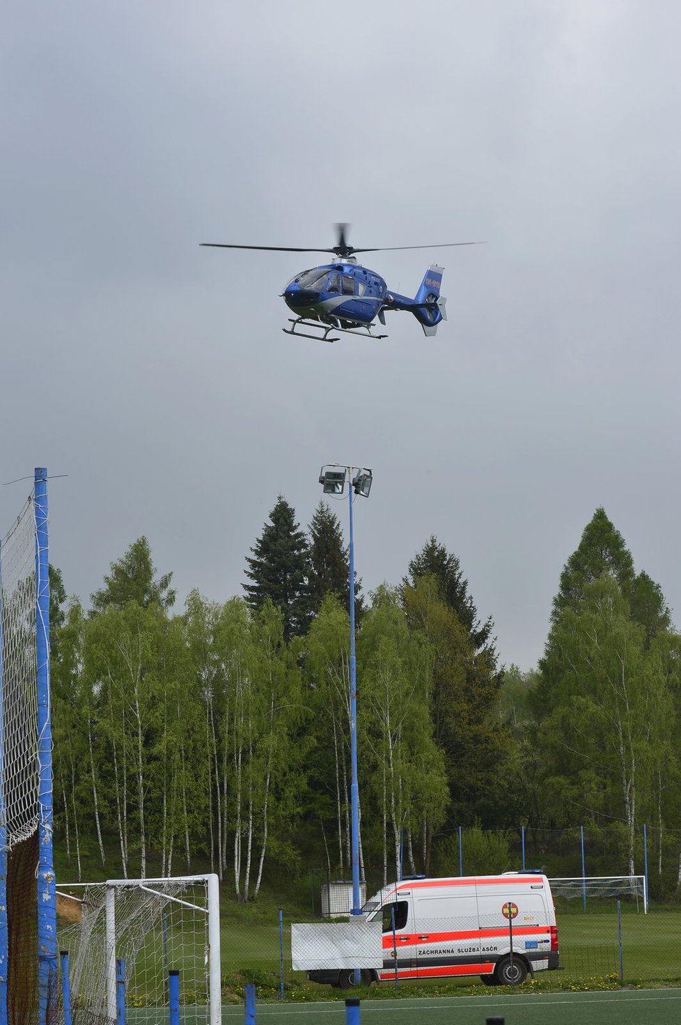 Vrtulník pražských záchranářů zasahoval u pádu dělníka ze střechy v Jílové u Prahy.