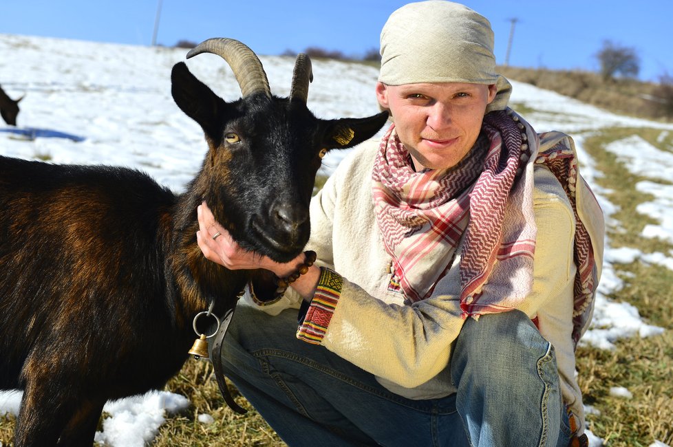 Ľubomír zachraňuje kozy před hrozným osudem. Nedaleko Jílové u Prahy má pět kozích dam.