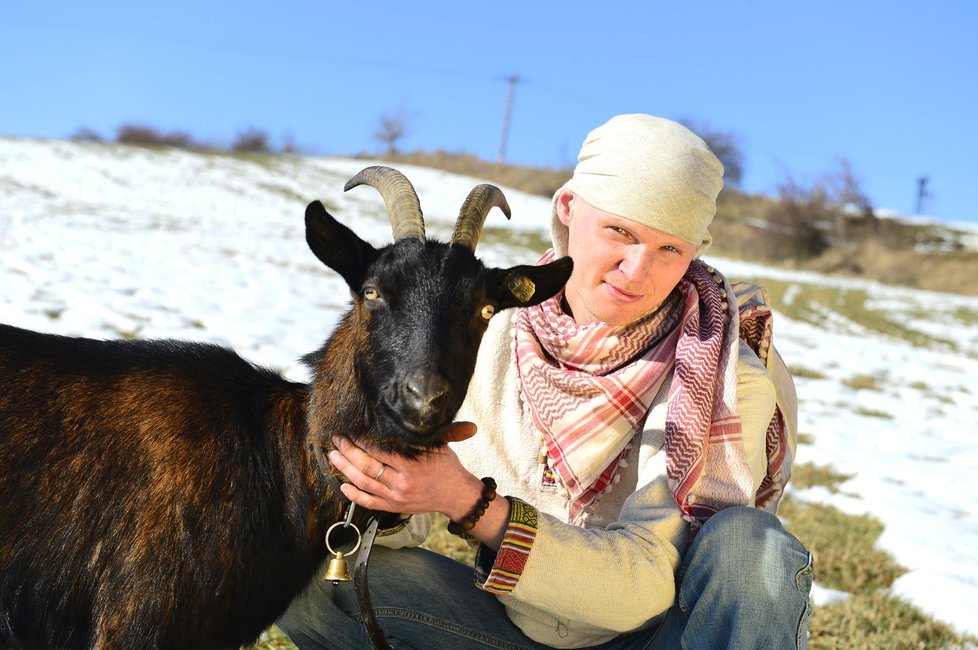 Ľubomír zachraňuje kozy před hrozným osudem. Nedaleko Jílové u Prahy má pět kozích dam.