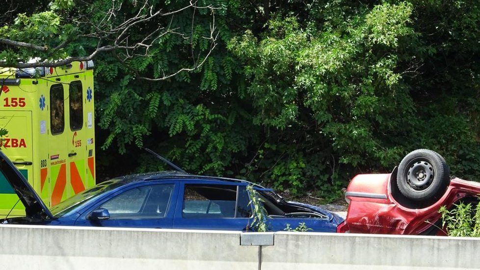 U Cukráku nedaleko Jíloviště na dálnici D4 došlo v sobotu odpoledne k nehodě automobilu. Řidič i spolujezdkyně utrpěli vážná zranění.
