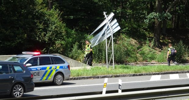 U Cukráku nedaleko Jíloviště na dálnici D4 došlo v sobotu odpoledne k nehodě automobilu. Řidič i spolujezdkyně utrpěli vážná zranění.