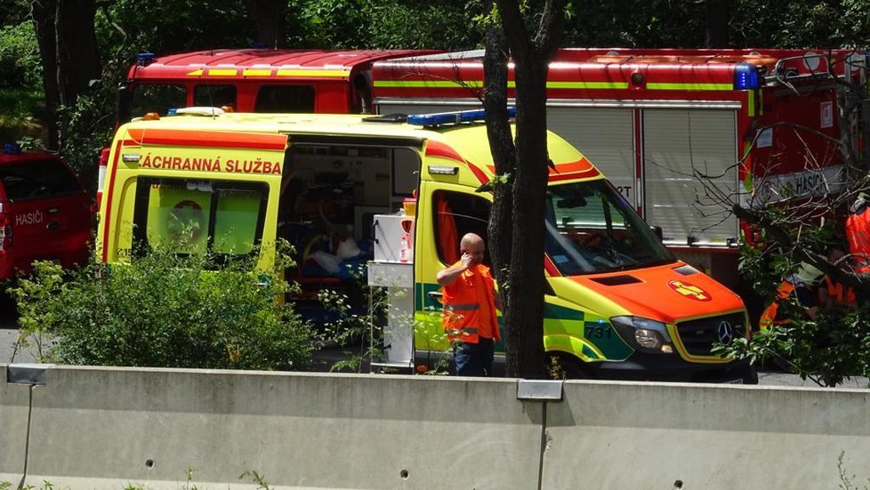 U Cukráku nedaleko Jíloviště na dálnici D4 došlo v sobotu odpoledne k nehodě automobilu. Řidič i spolujezdkyně utrpěli vážná zranění.