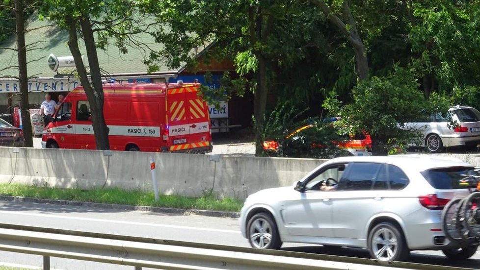 U Cukráku nedaleko Jíloviště na dálnici D4 došlo v sobotu odpoledne k nehodě automobilu. Řidič i spolujezdkyně utrpěli vážná zranění.