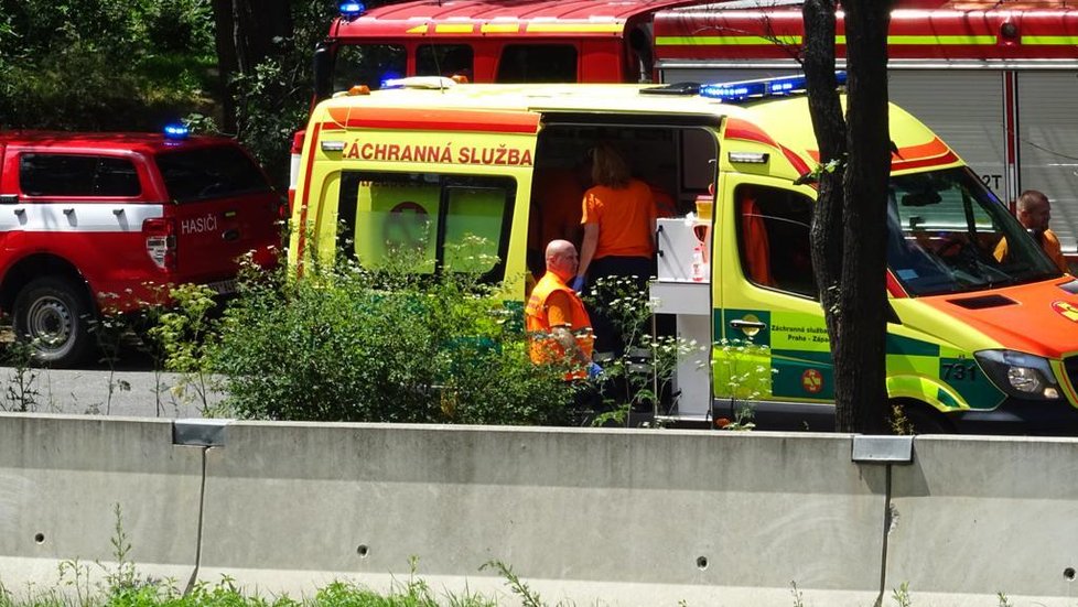 U Cukráku nedaleko Jíloviště na dálnici D4 došlo v sobotu odpoledne k nehodě automobilu. Řidič i spolujezdkyně utrpěli vážná zranění.