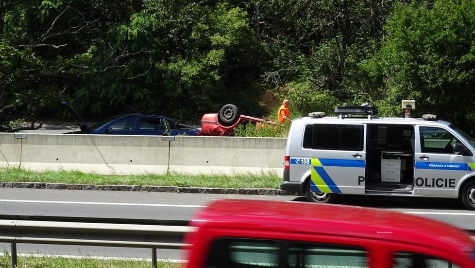 U Cukráku nedaleko Jíloviště na dálnici D4 došlo v sobotu odpoledne k nehodě automobilu. Řidič i spolujezdkyně utrpěli vážná zranění.