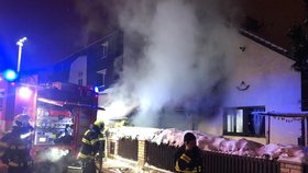 Požár rodinného domu v Jinonicích. Záchranáři si na místo vyžádali speciální vůz Atego. (9. února 2021)