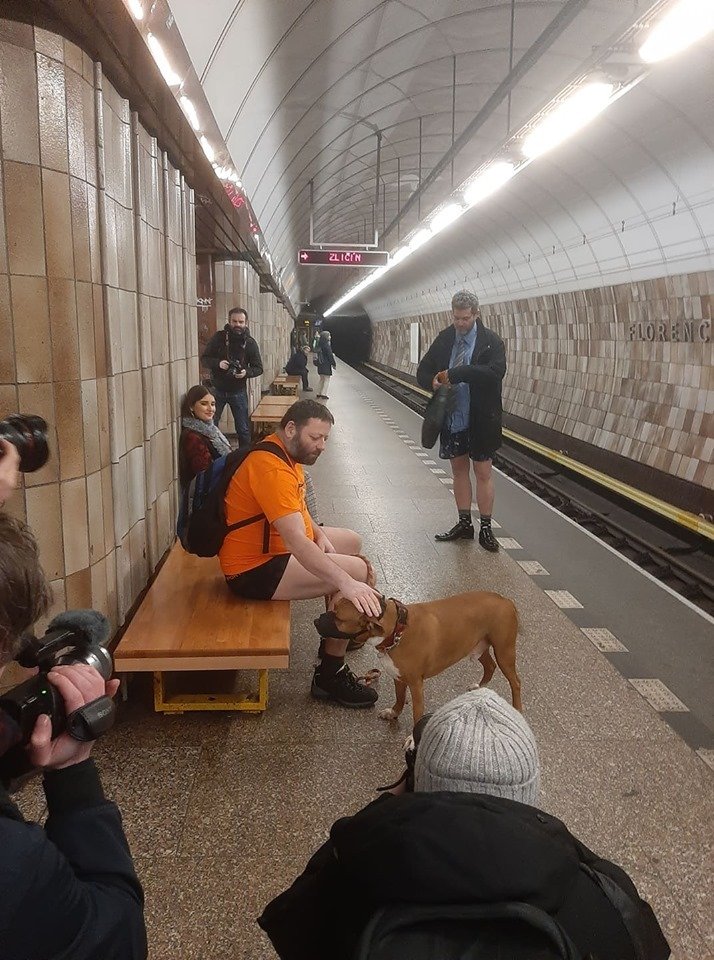 V metru se promenádovali polonazí lidé.