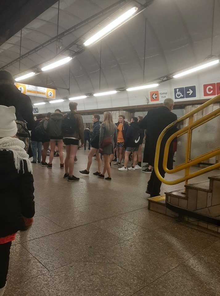V metru se promenádovali polonazí lidé.