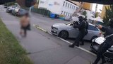 Střelba na Jižním Městě! Opilý gauner chodil po ulici se zbraní, muži hrozil smrtí