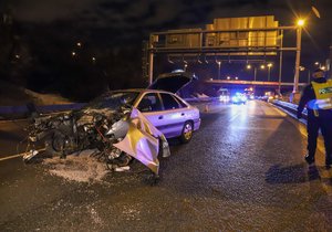 Šílená havárie na Jižní spojce: Auto napálilo do svodidel, motor vylétl do protisměru (26. 1. 2021).