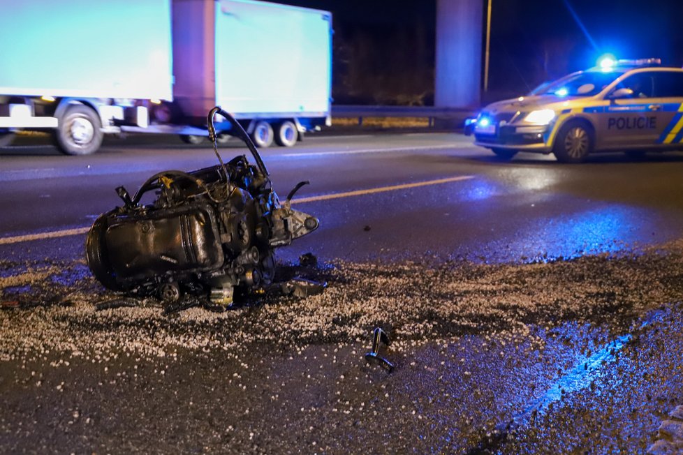 Šílená havárie na Jižní spojce: Auto napálilo do svodidel, motor vylétl do protisměru (26. 1. 2021).