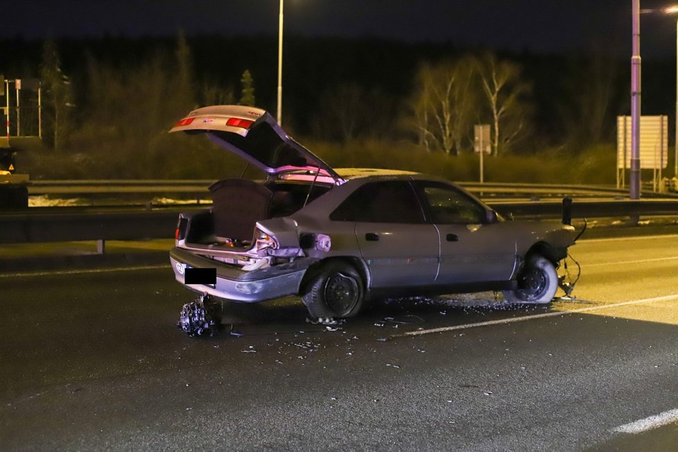 Šílená havárie na Jižní spojce: Auto napálilo do svodidel, motor vylétl do protisměru (26. 1. 2021).