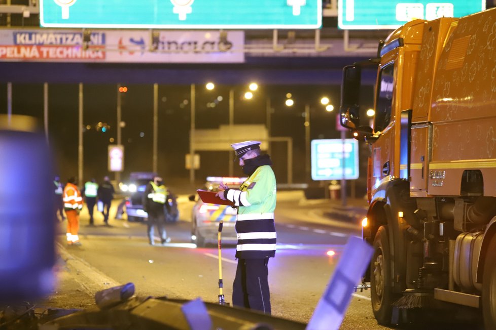 Šílená havárie na Jižní spojce: Auto napálilo do svodidel, motor vylétl do protisměru (26. 1. 2021).