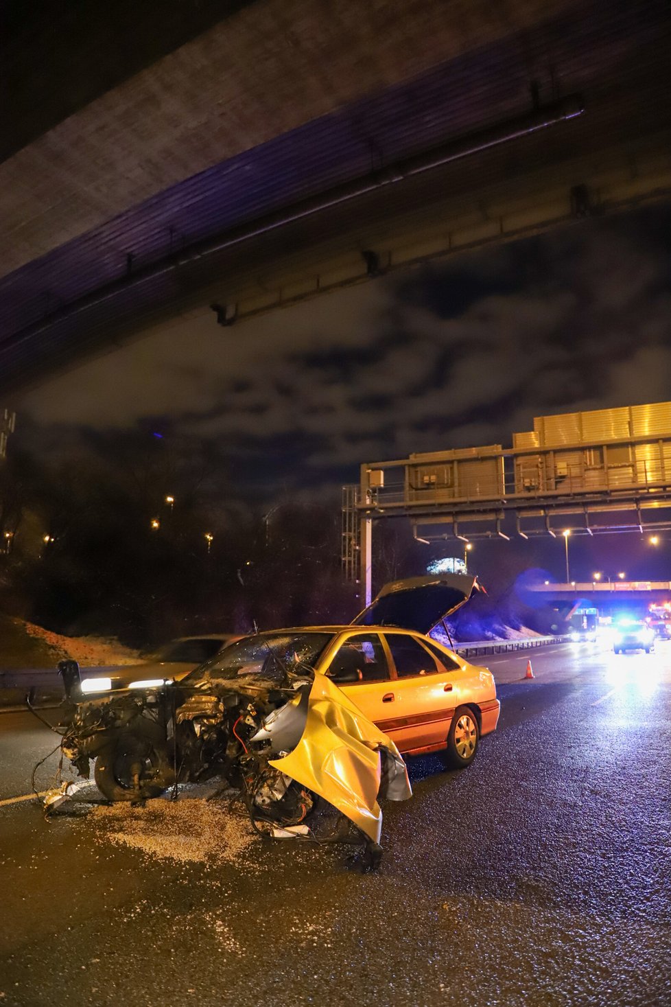 Šílená havárie na Jižní spojce: Auto napálilo do svodidel, motor vylétl do protisměru (26. 1. 2021).