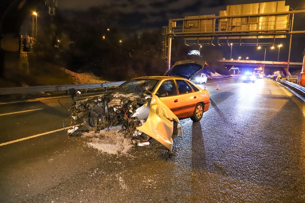 Šílená havárie na Jižní spojce: Auto napálilo do svodidel, motor vylétl do protisměru (26. 1. 2021).