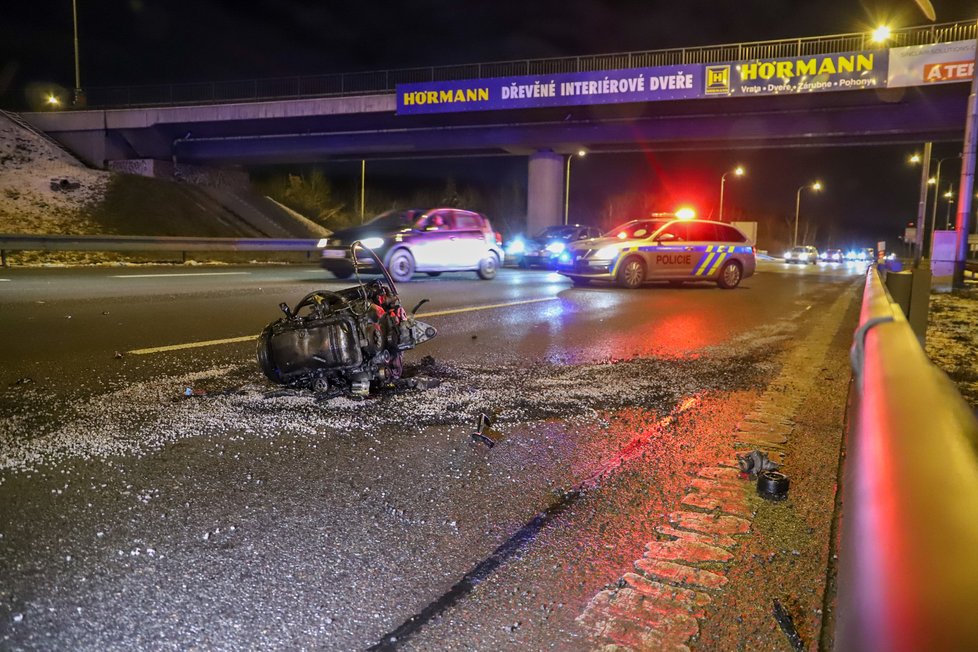 Šílená havárie na Jižní spojce: Auto napálilo do svodidel, motor vylétl do protisměru (26. 1. 2021).