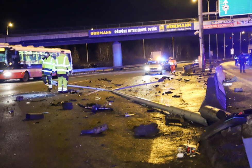 Šílená havárie na Jižní spojce: Auto napálilo do svodidel, motor vylétl do protisměru (26. 1. 2021).