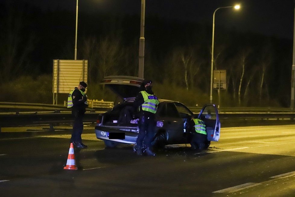 Šílená havárie na Jižní spojce: Auto napálilo do svodidel, motor vylétl do protisměru (26. 1. 2021).