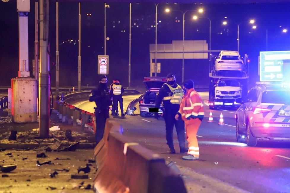 Šílená havárie na Jižní spojce: Auto napálilo do svodidel, motor vylétl do protisměru (26. 1. 2021).