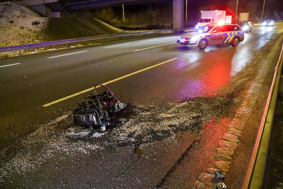 Šílená havárie na Jižní spojce: Auto napálilo do svodidel, motor vylétl do protisměru (26. 1. 2021).