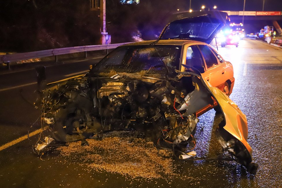 Šílená havárie na Jižní spojce: Auto napálilo do svodidel, motor vylétl do protisměru (26. 1. 2021).