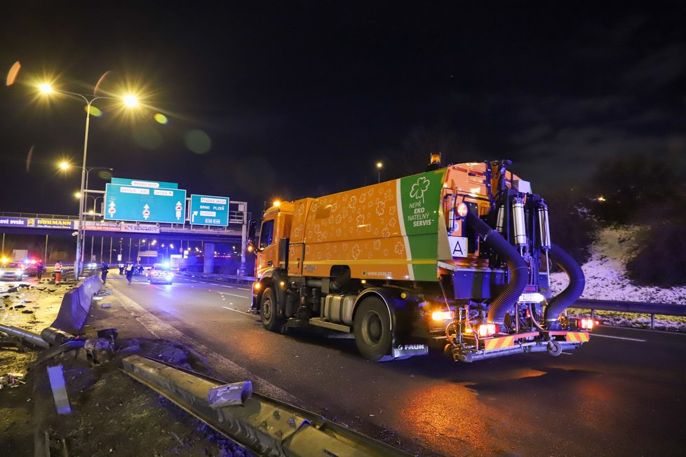 Šílená havárie na Jižní spojce: Auto napálilo do svodidel, motor vylétl do protisměru (26. 1. 2021).