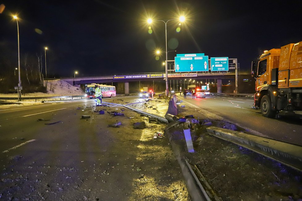 Šílená havárie na Jižní spojce: Auto napálilo do svodidel, motor vylétl do protisměru (26. 1. 2021).