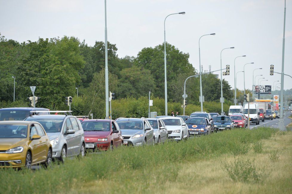 Kvůli uzavírce Jižní spojky se v sobotu tvořily dlouhé kolony na objízdné trase.