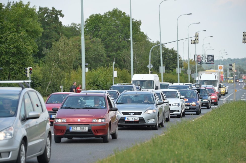 Kvůli uzavírce Jižní spojky se v sobotu tvořily dlouhé kolony na objízdné trase.