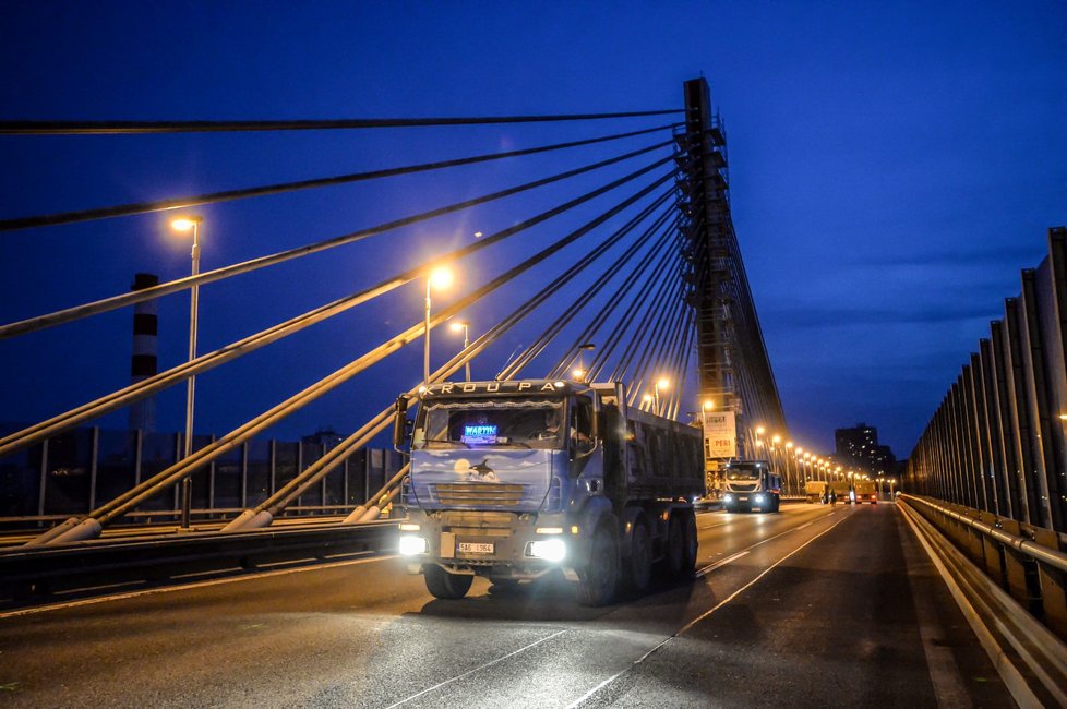 Večer se konaly na mostě zátěžové testy. Vjelo na něj několik nákladních vozidel.