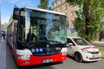Nehoda autobusu MHD a cyklisty v Praze 6 (4. června 2021)