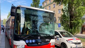 Děsivá nehoda v Dejvicích: Autobus MHD srazil cyklistu (21)! Muž skončil v nemocnici se zraněním pánve