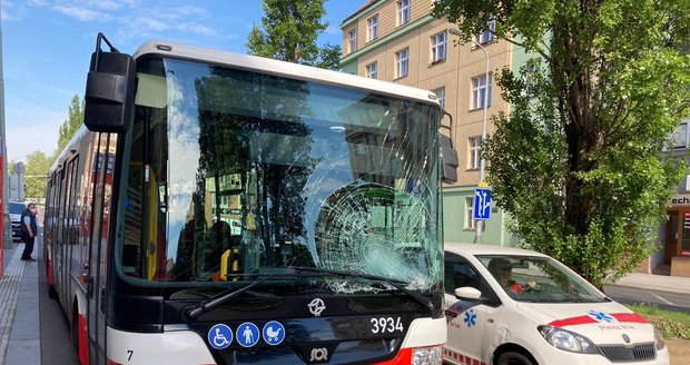 Děsivá nehoda v Dejvicích: Autobus MHD srazil cyklistu (21)! Muž skončil v nemocnici se zraněním pánve