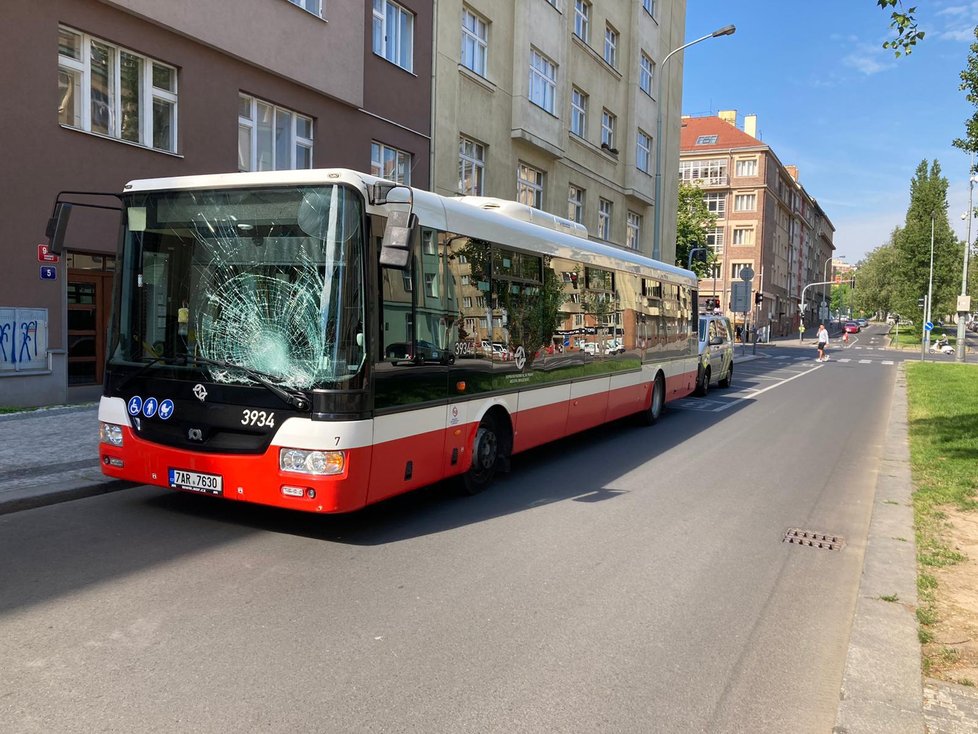 Nehoda autobusu MHD a cyklisty v Praze 6. (4. června 2021)
