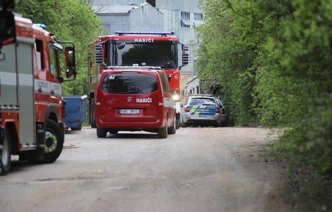 Boj o život na stavbě ve Štěrboholech: Na dělníka spadla lžíce od bagru, záchranáři ho resuscituovali