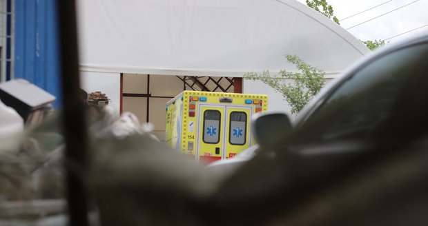 Na dělníka ve Štěrboholech spadla lžíce z bagru. (12. května 2022)