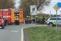 Šílená nehoda na okraji Prahy: Auto po střetu skončilo na střeše, pro zraněné letěl vrtulník