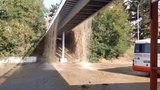 „Potopa“ na Kačerově! Prasklo vodovodní potrubí, voda se valila ulicí