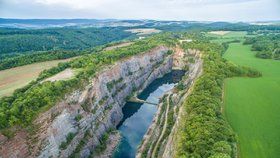 Výlet do lomu Velká Amerika nedopadl podle představ - beznohého vozíčkáře tam kamarádi nechali.